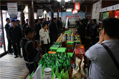 李飛躍走進(jìn)西江苗寨特產(chǎn)旗艦店，推動(dòng)互聯(lián)網(wǎng)銷(xiāo)售工藝品發(fā)展