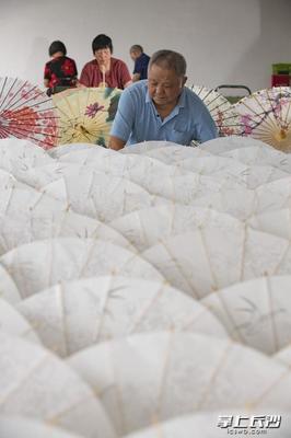 靠一把油紙傘撐起幸?！獮g陽貧困戶李忠國獲全國脫貧攻堅獎奮進獎紀實