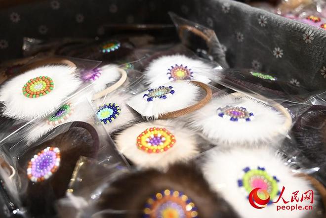 活力內(nèi)蒙古 | “太陽姑娘”巧手“生花”，鄂溫克族手工藝借互聯(lián)網(wǎng)走向世界